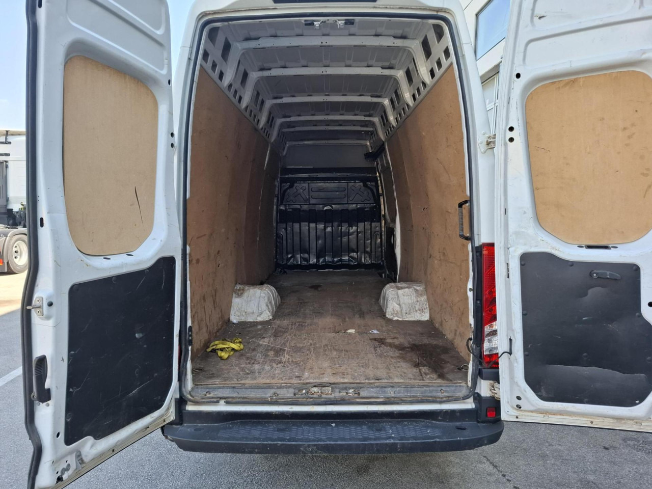 IVECO Daily 35C16V - Passenger van: picture 5 IVECO Daily 35C16V - Passenger van: picture 5