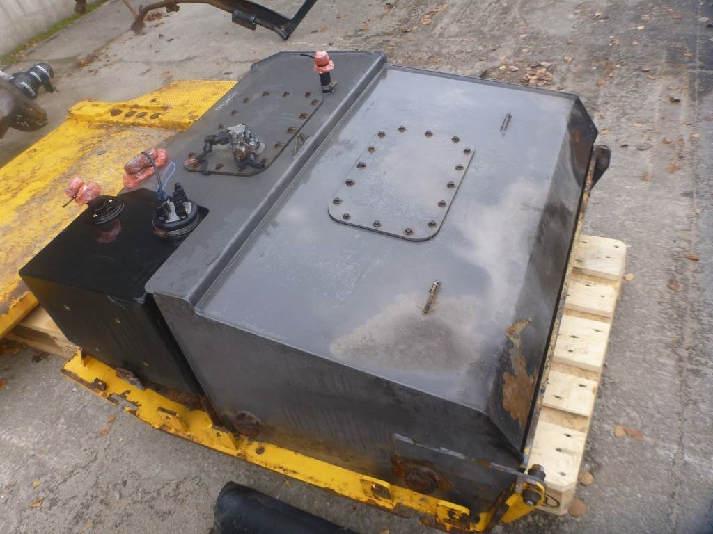 Volvo L 180 H Bränsletank, voe11154152 - Frame/ Chassis for Construction machinery: picture 2 Volvo L 180 H Bränsletank, voe11154152 - Frame/ Chassis for Construction machinery: picture 2