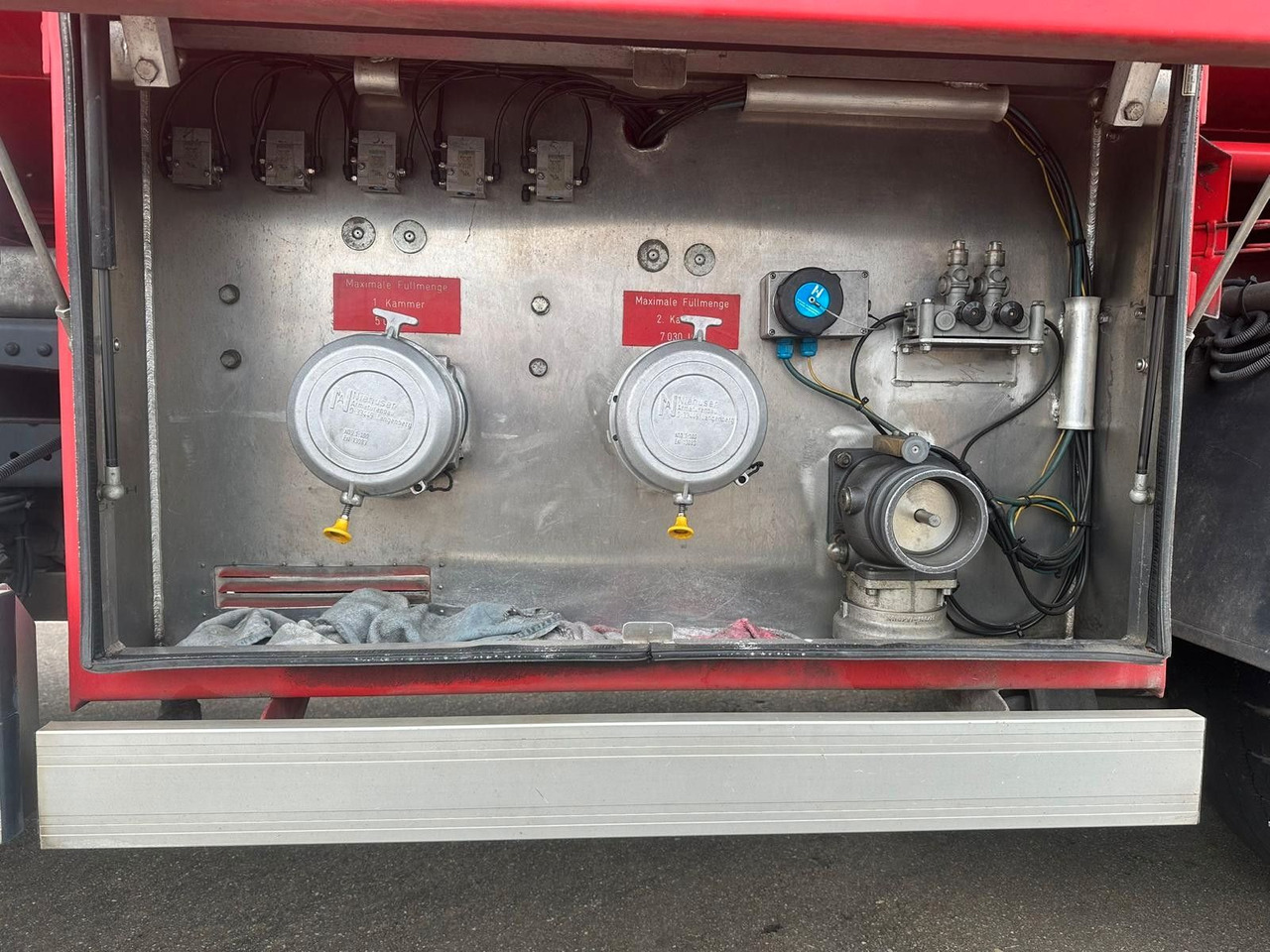 Mercedes-Benz Axor 1833, ADR, E4, 2 Kammern 1. 5000L 2. 7000L - Tank truck: picture 5 Mercedes-Benz Axor 1833, ADR, E4, 2 Kammern 1. 5000L 2. 7000L - Tank truck: picture 5
