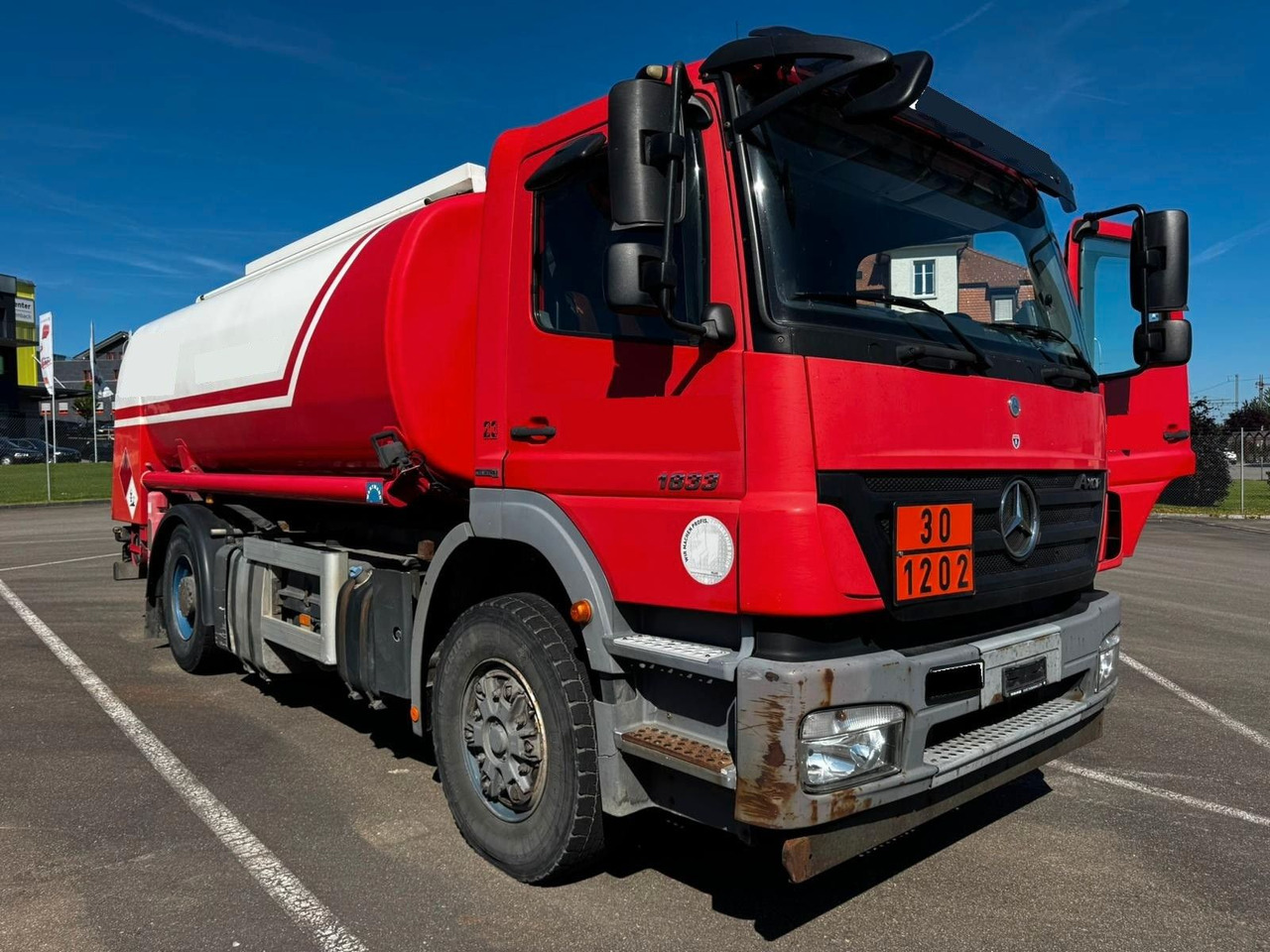 Mercedes-Benz Axor 1833, ADR, E4, 2 Kammern 1. 5000L 2. 7000L - Tank truck: picture 1 Mercedes-Benz Axor 1833, ADR, E4, 2 Kammern 1. 5000L 2. 7000L - Tank truck: picture 1