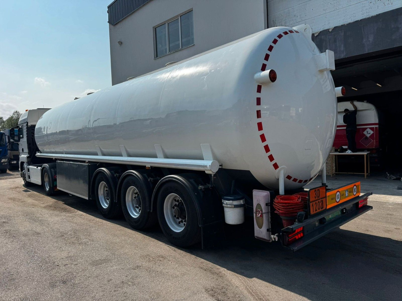 Schrader Treibstoff Diesel/Benzin, 4 Kammern, Sening - Tank semi-trailer: picture 4 Schrader Treibstoff Diesel/Benzin, 4 Kammern, Sening - Tank semi-trailer: picture 4