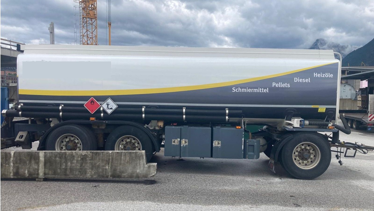 Schwarzmüller Schwingenschlögel, ADR, 3 Kammern, Fuel+Diesel - Tank trailer: picture 1 Schwarzmüller Schwingenschlögel, ADR, 3 Kammern, Fuel+Diesel - Tank trailer: picture 1