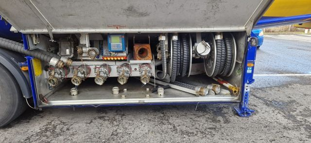 Schwarzmüller Schwingenschlögel,ADR,Diesel/Benzin, 5 Kammern Schwarzmüller Schwingenschlögel,ADR,Diesel/Benzin, 5 Kammern - Tank semi-trailer: picture 5 Schwarzmüller Schwingenschlögel,ADR,Diesel/Benzin, 5 Kammern Schwarzmüller Schwingenschlögel,ADR,Diesel/Benzin, 5 Kammern - Tank semi-trailer: picture 5