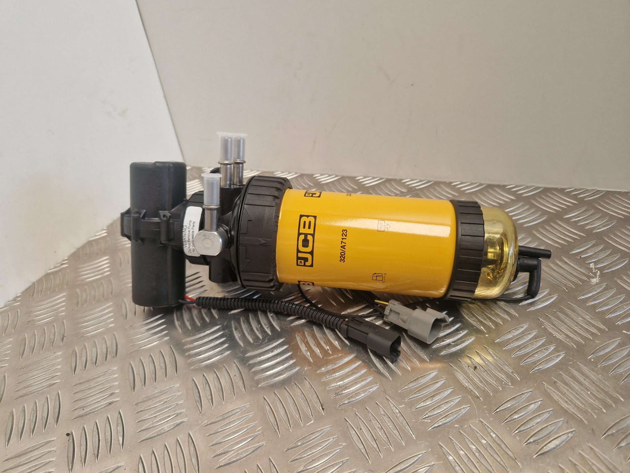 Fuel Filter lift pump genuine JCB 320/A7046 320/A7087 333/C3351 - Engine and parts for Construction machinery: picture 1 Fuel Filter lift pump genuine JCB 320/A7046 320/A7087 333/C3351 - Engine and parts for Construction machinery: picture 1