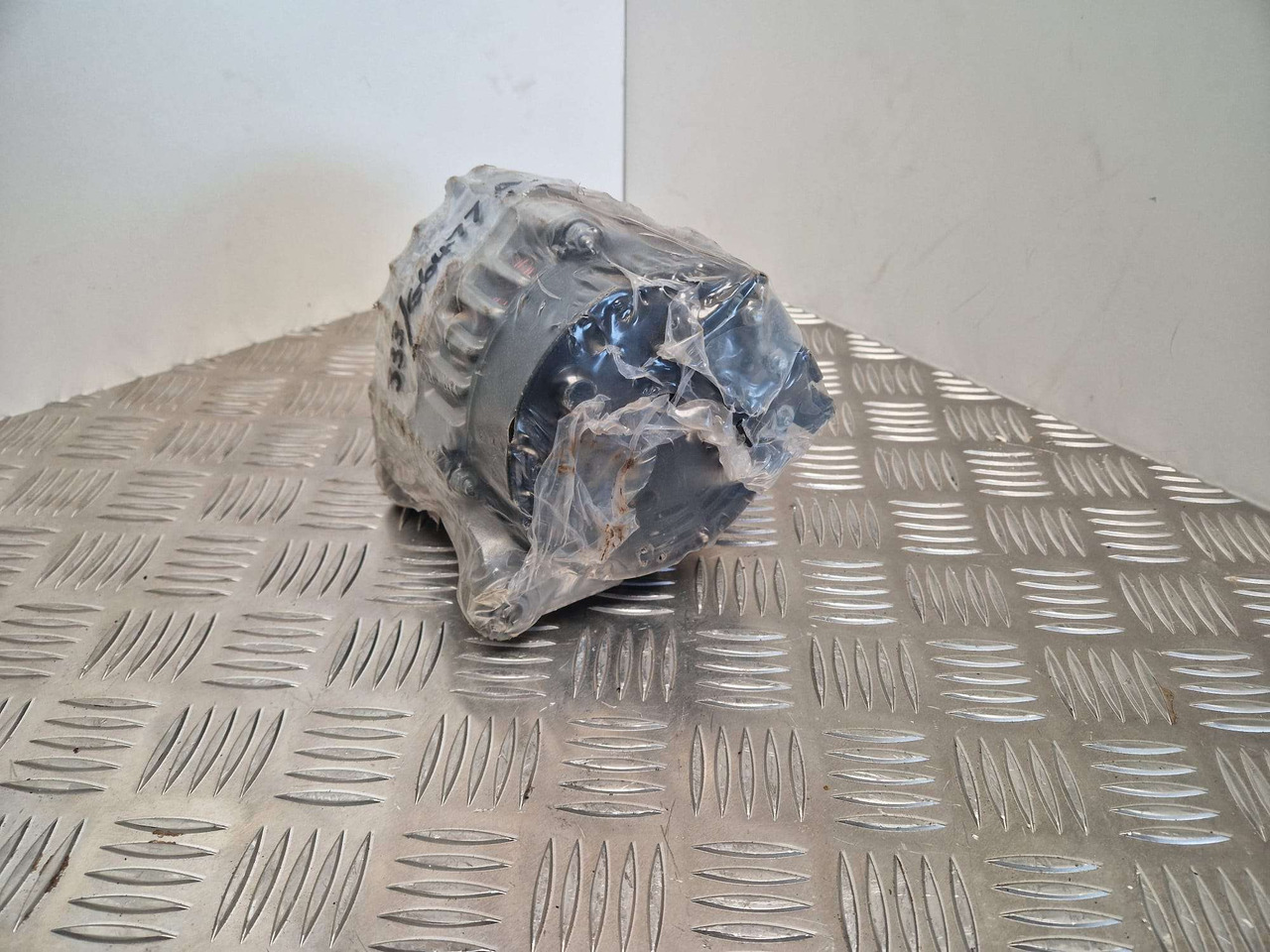 JCB Alternator 85amp 333/G6477 - Engine and parts for Construction machinery: picture 1 JCB Alternator 85amp 333/G6477 - Engine and parts for Construction machinery: picture 1