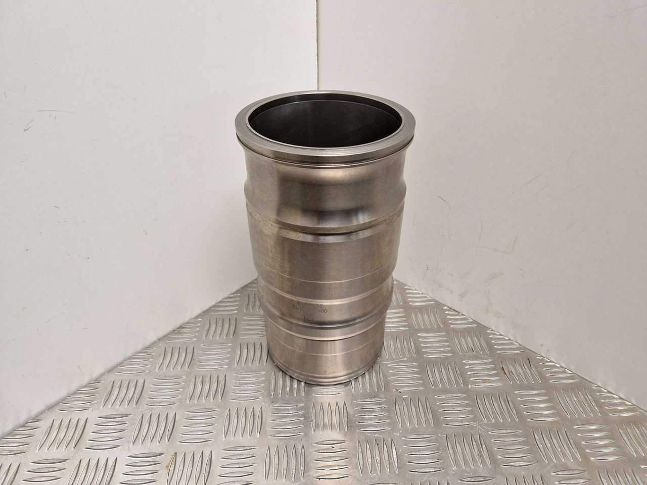 Scania 1868157 Piston Liner Set 6 127mm - Engine and parts for Construction machinery: picture 1 Scania 1868157 Piston Liner Set 6 127mm - Engine and parts for Construction machinery: picture 1