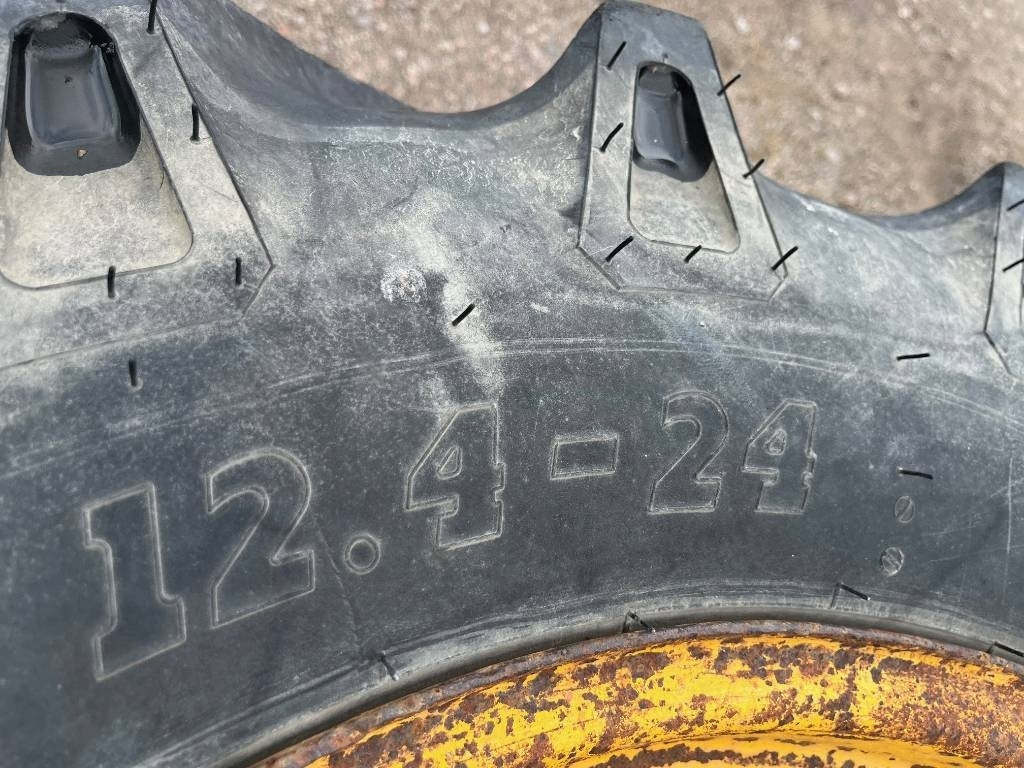BKT 12,4-24 12 lagers till Volvo 641 640 642 - Tire for Construction machinery: picture 3 BKT 12,4-24 12 lagers till Volvo 641 640 642 - Tire for Construction machinery: picture 3