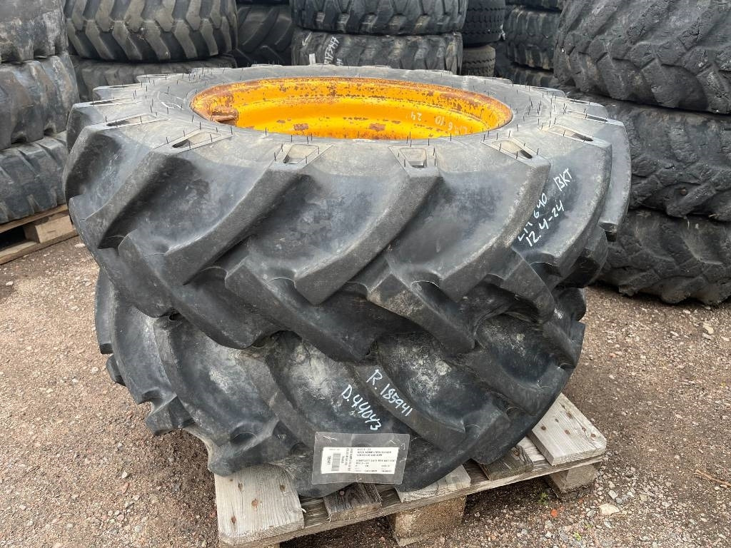 BKT 12,4-24 12 lagers till Volvo 641 640 642 - Tire for Construction machinery: picture 1 BKT 12,4-24 12 lagers till Volvo 641 640 642 - Tire for Construction machinery: picture 1