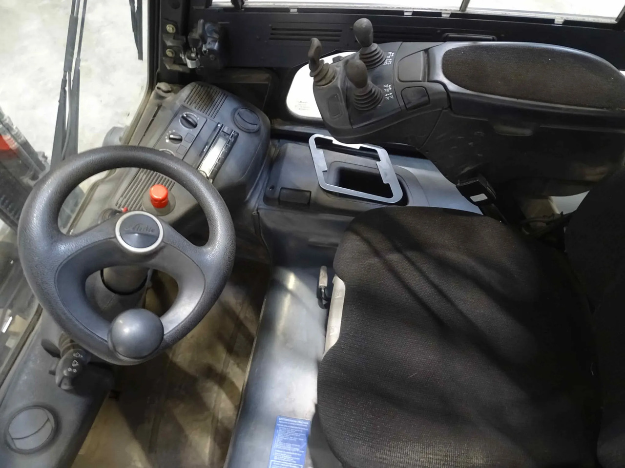 Linde E30 - Electric forklift: picture 3 Linde E30 - Electric forklift: picture 3