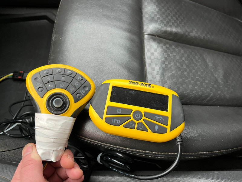 Pickup truck Isuzu D-max 4x4 SNOW PLOW & SPREADER: picture 12