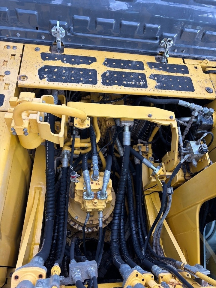 Crawler excavator Komatsu PC 360 LC-11: picture 24