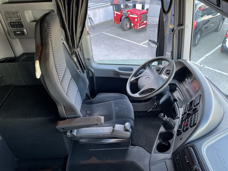 Mercedes-Benz Actros 2546 V6 / MP3 F04 Megaspace / 631 dkm / 6x2 Steer + Lift / NL Truck - Tractor unit: picture 3 Mercedes-Benz Actros 2546 V6 / MP3 F04 Megaspace / 631 dkm / 6x2 Steer + Lift / NL Truck - Tractor unit: picture 3