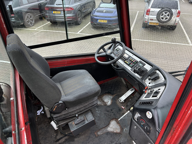 Terberg YT 182 Terminal Tractor / Airco / Allison - Tractor unit: picture 3 Terberg YT 182 Terminal Tractor / Airco / Allison - Tractor unit: picture 3