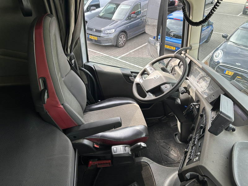Volvo FH 460 Globetrotter / VDL Hooklift 25 Ton / 636 dkm / VEB+ / 6x2 / 9 Ton Front Axle - Hook lift truck, Crane truck: picture 3 Volvo FH 460 Globetrotter / VDL Hooklift 25 Ton / 636 dkm / VEB+ / 6x2 / 9 Ton Front Axle - Hook lift truck, Crane truck: picture 3