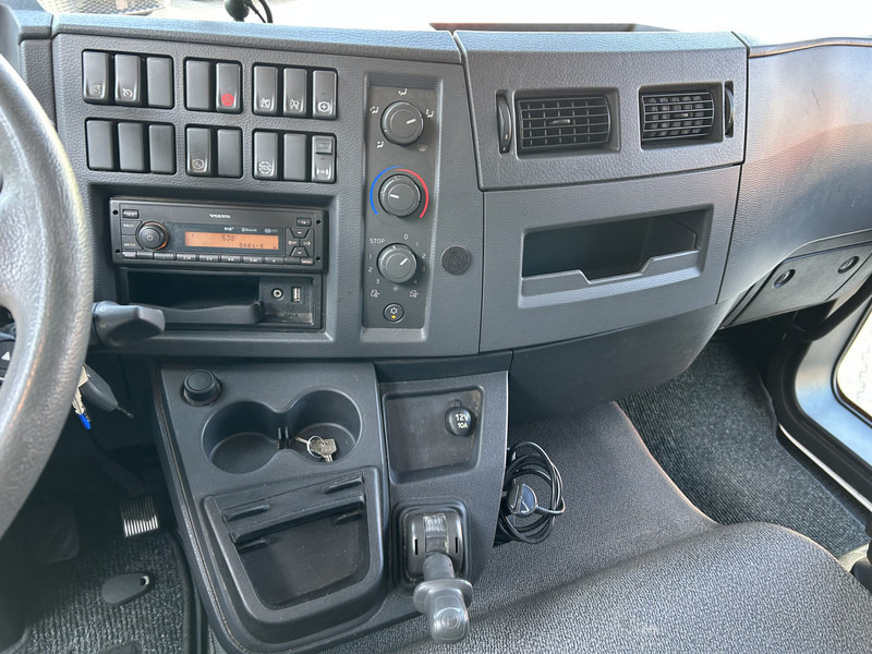 Volvo FL 210 / 12 Ton / 203 dkm / Wrapped / Box / Laadklep / APK 01-26 - Box truck: picture 5 Volvo FL 210 / 12 Ton / 203 dkm / Wrapped / Box / Laadklep / APK 01-26 - Box truck: picture 5