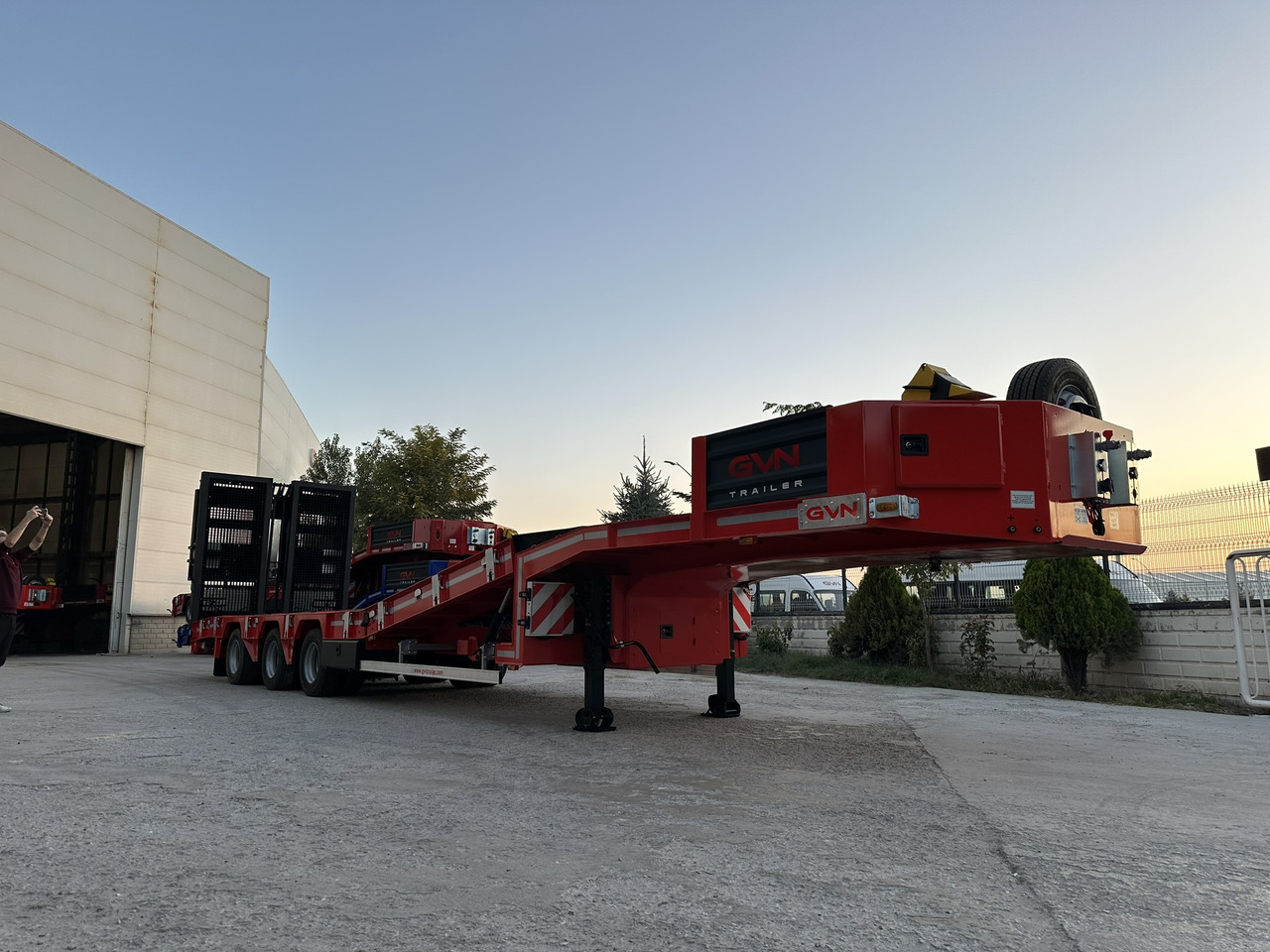 Low loader semi-trailer GVN Trailer 3 AXLE HYDRAULIC PLATFORM LOWBED: picture 15