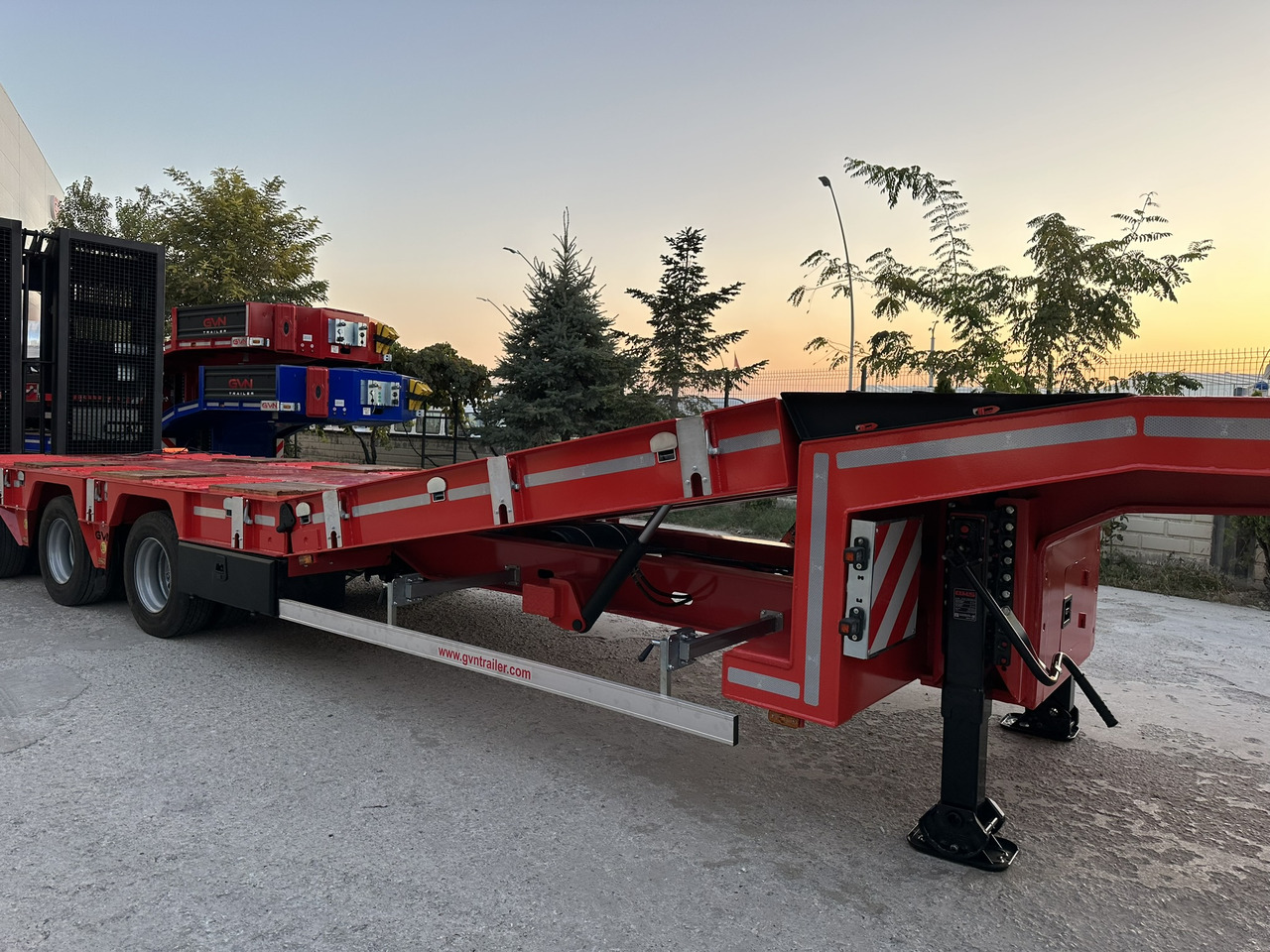 Low loader semi-trailer GVN Trailer 3 AXLE HYDRAULIC PLATFORM LOWBED: picture 16