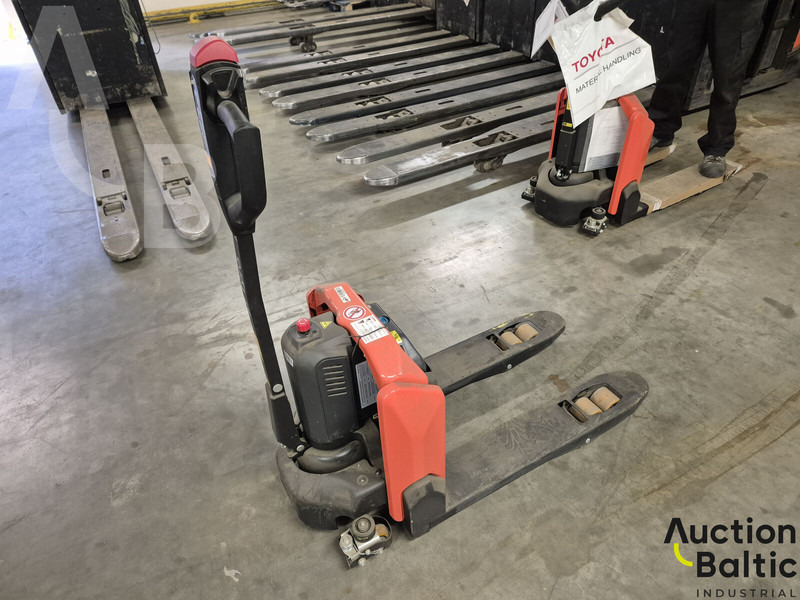 Toyota LHE130 - Order picker: picture 3 Toyota LHE130 - Order picker: picture 3