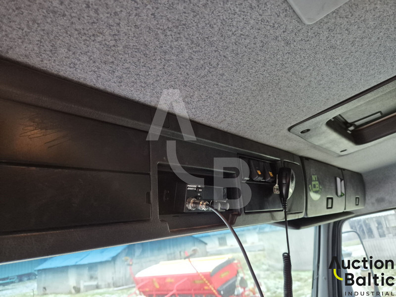 Tractor unit Volvo FH12: picture 12