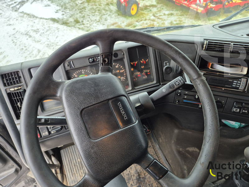 Tractor unit Volvo FH12: picture 7