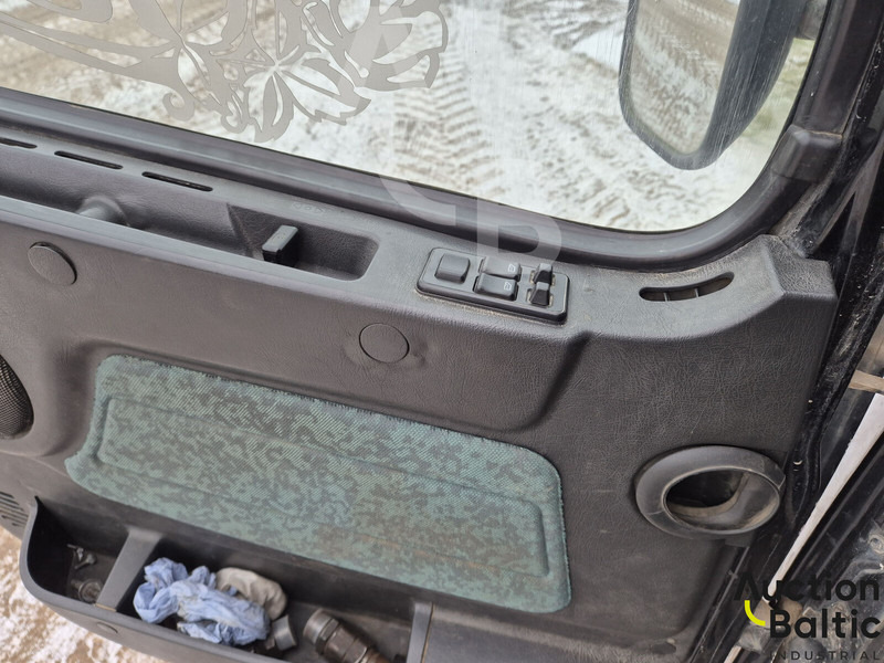 Tractor unit Volvo FH12: picture 13