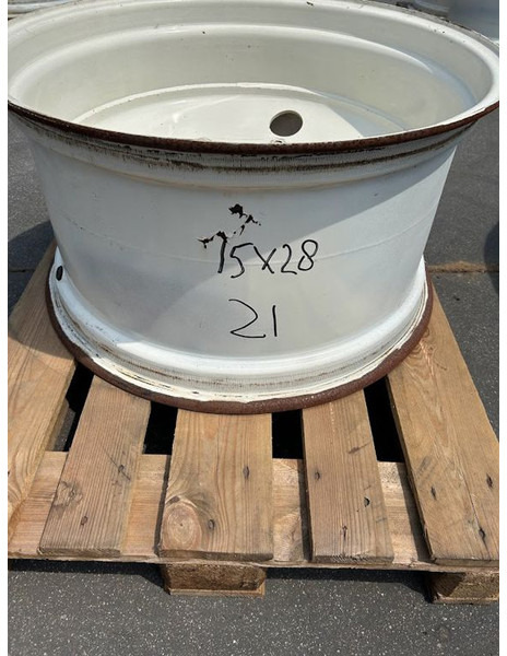 New Holland velg 15 x 28 - Rim: picture 1 New Holland velg 15 x 28 - Rim: picture 1