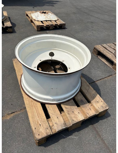 New Holland velg 15 x 28 - Rim: picture 3 New Holland velg 15 x 28 - Rim: picture 3