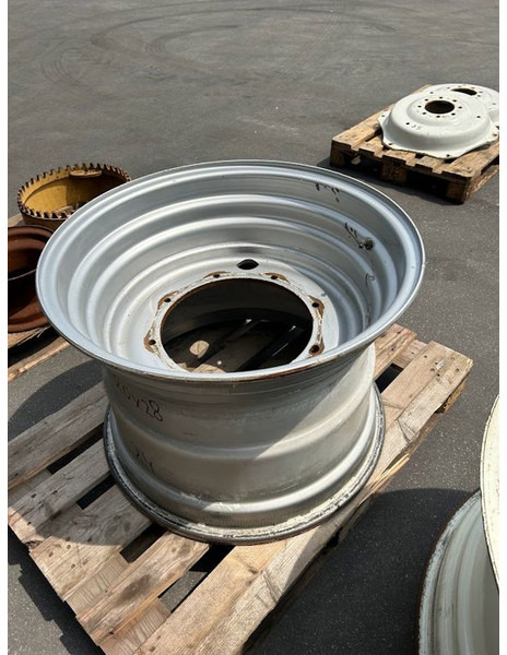 New Holland velg 20 x 28 - Rim: picture 3 New Holland velg 20 x 28 - Rim: picture 3