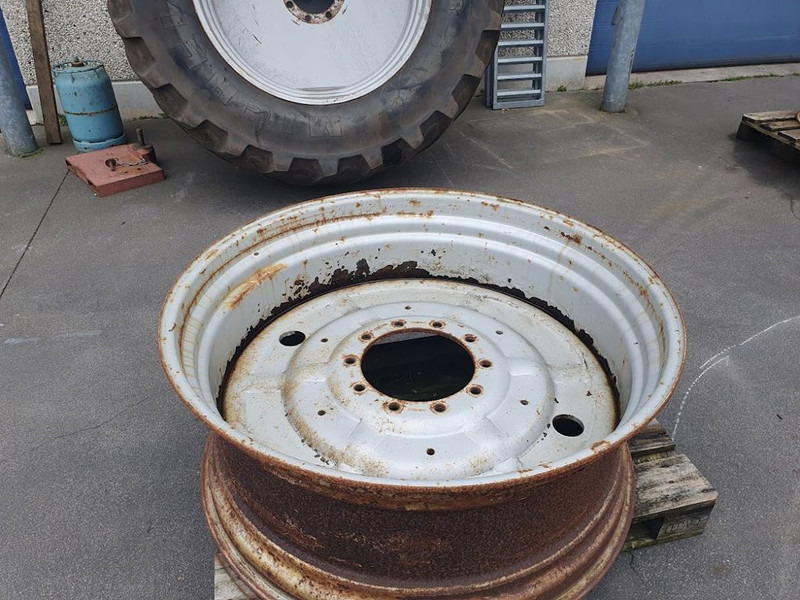 New Holland velgen 18x42 - Rim: picture 3 New Holland velgen 18x42 - Rim: picture 3