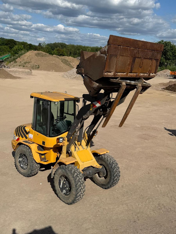 Volvo L 30 B-Z/K incl. 3-1shovel and fork - Wheel loader: picture 2 Volvo L 30 B-Z/K incl. 3-1shovel and fork - Wheel loader: picture 2