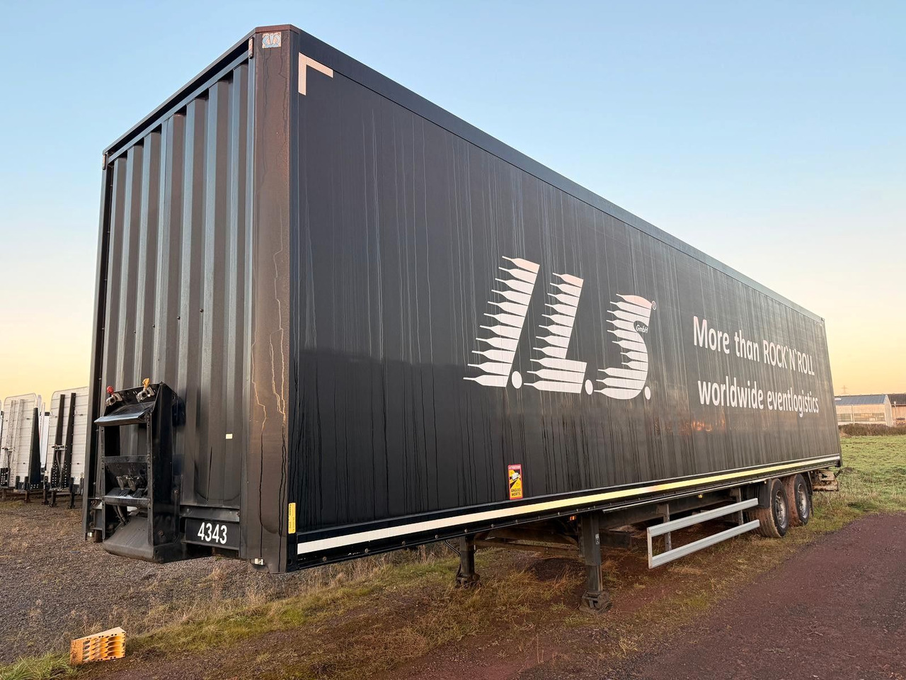 Krone SZ - Mega Koffer mit Rampenhalterung - Closed box semi-trailer: picture 1 Krone SZ - Mega Koffer mit Rampenhalterung - Closed box semi-trailer: picture 1