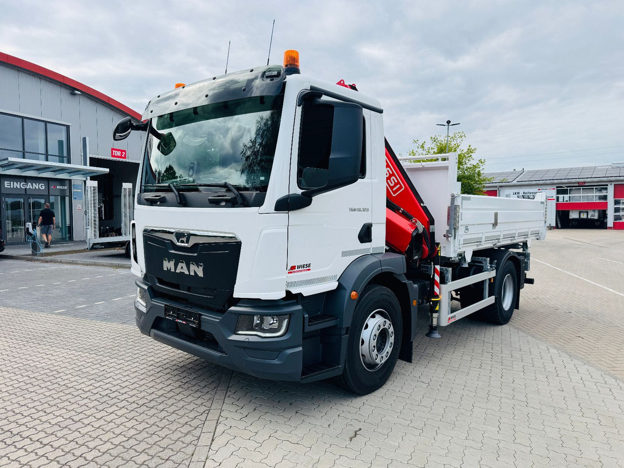 MAN 18.320 4x2 mit Fassi Ladekran Sofort Verfügbar - Tipper, Crane truck: picture 1 MAN 18.320 4x2 mit Fassi Ladekran Sofort Verfügbar - Tipper, Crane truck: picture 1
