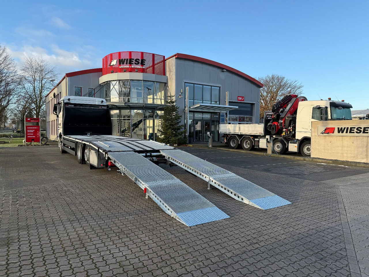 MAN Baumaschinen- Arbeitsbühnentransporter Rampen - Dropside/ Flatbed truck: picture 1 MAN Baumaschinen- Arbeitsbühnentransporter Rampen - Dropside/ Flatbed truck: picture 1