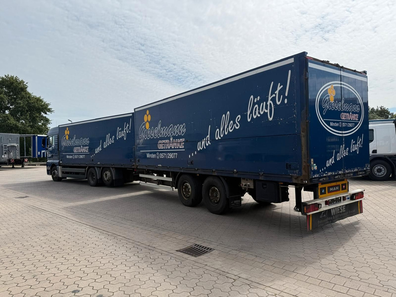 Beverage truck MAN TGA mit Kofferaufbau/Getränkeaufbau + Anhänger: picture 12 Beverage truck MAN TGA mit Kofferaufbau/Getränkeaufbau + Anhänger: picture 12