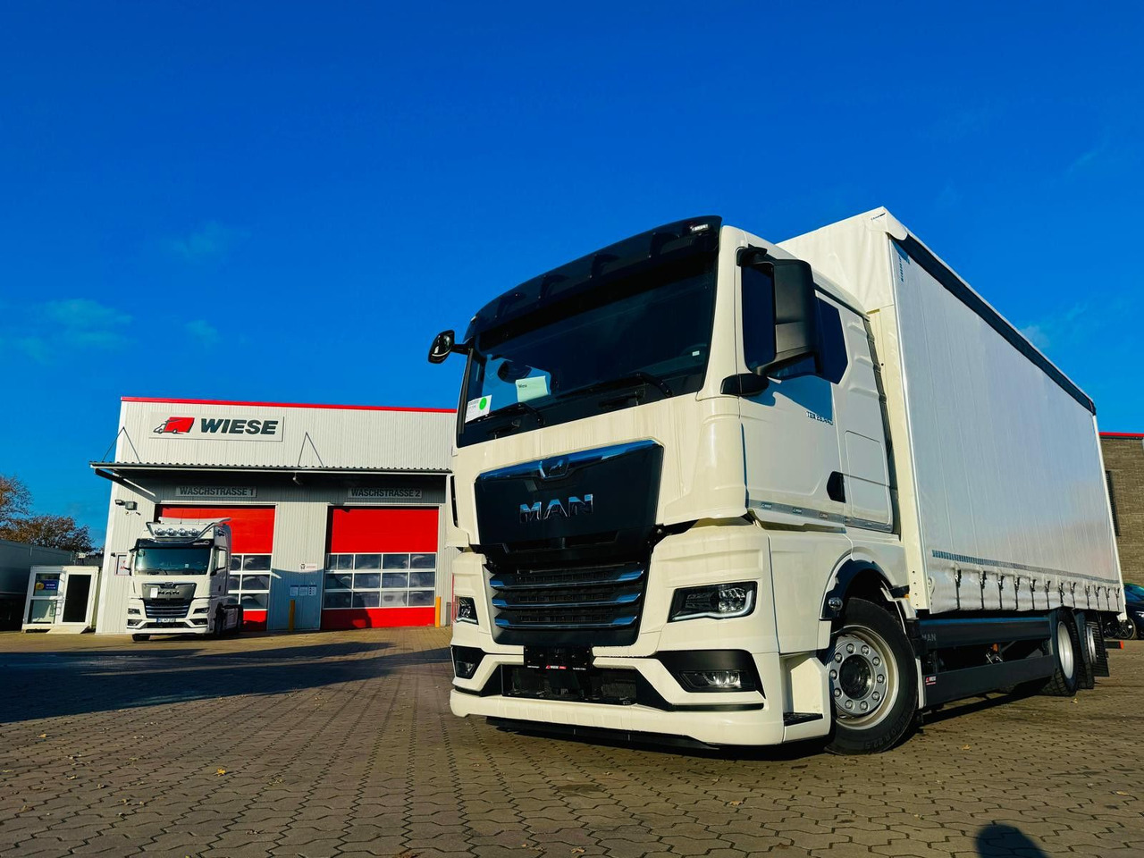 MAN TGX 26.440 6x2 LL Schwerlast Ladebordwand/Rampe - Curtainsider truck: picture 1 MAN TGX 26.440 6x2 LL Schwerlast Ladebordwand/Rampe - Curtainsider truck: picture 1