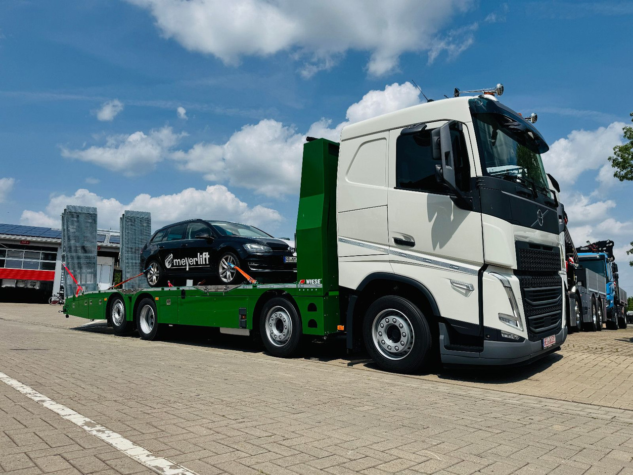 Volvo Arbeitsbühnen Baumaschinentransporter mit Rampen - Autotransporter truck: picture 1 Volvo Arbeitsbühnen Baumaschinentransporter mit Rampen - Autotransporter truck: picture 1