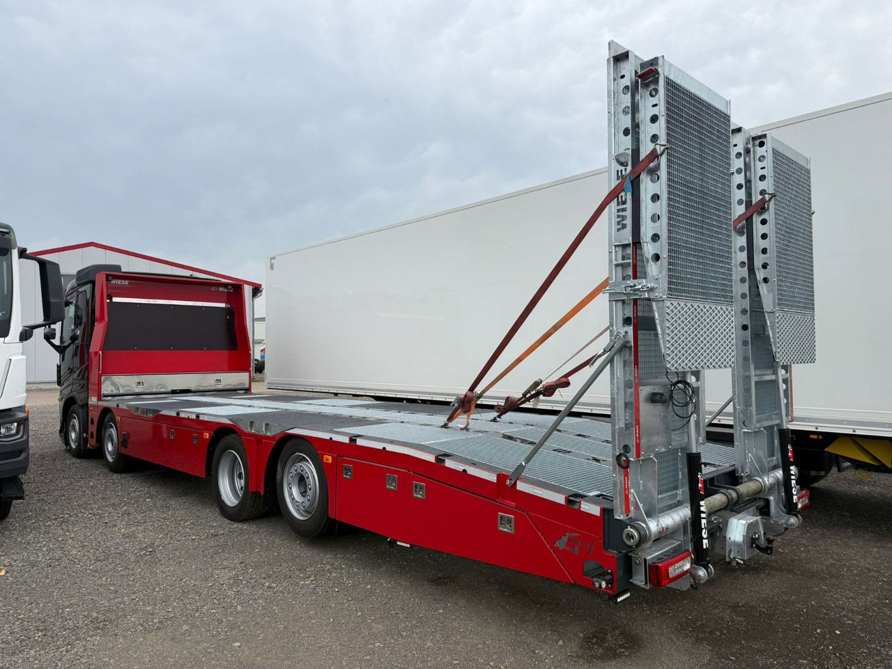 Volvo Arbeitsbühnen Baumaschinentransporter mit Rampen - Dropside/ Flatbed truck: picture 3 Volvo Arbeitsbühnen Baumaschinentransporter mit Rampen - Dropside/ Flatbed truck: picture 3