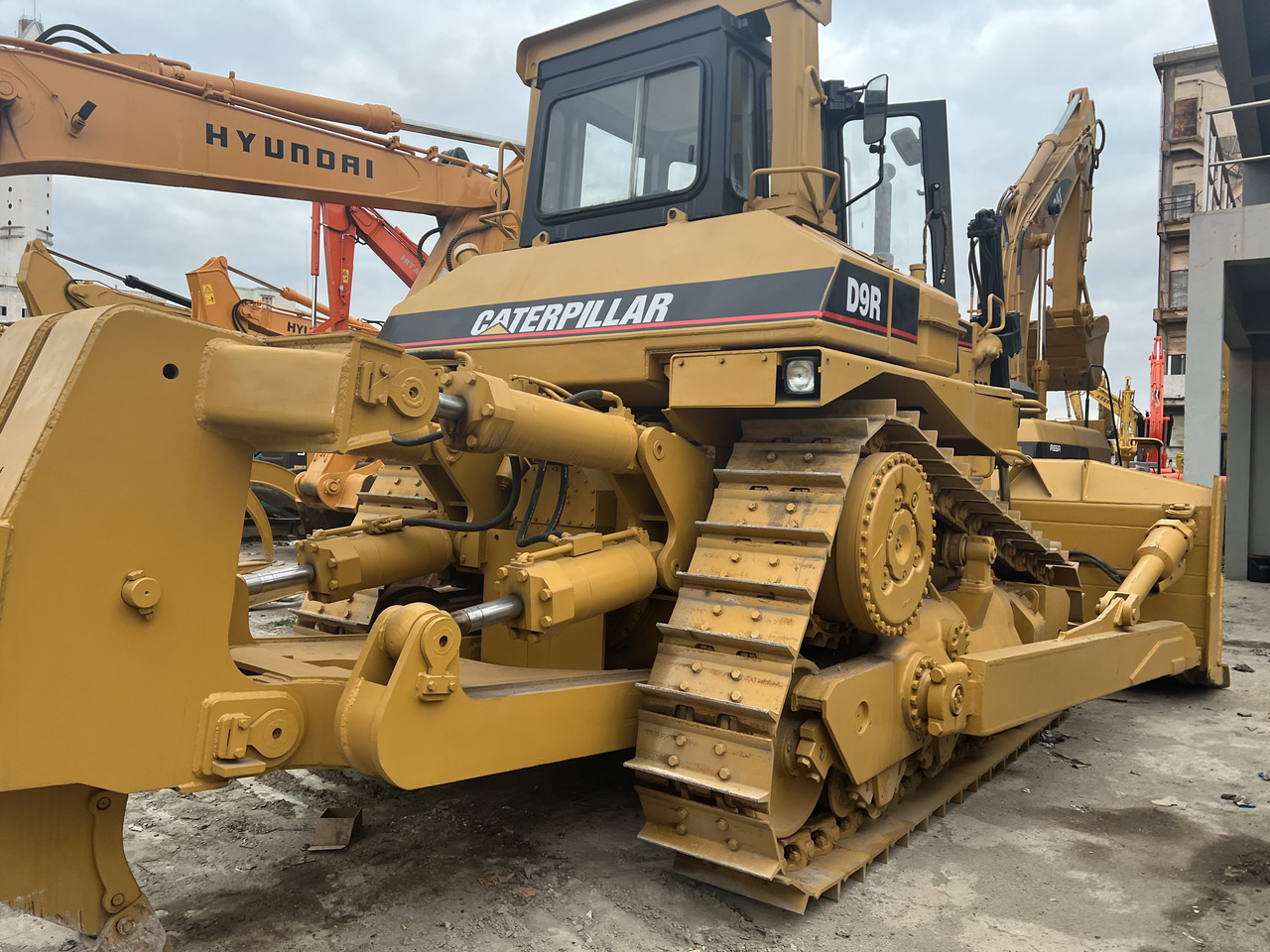 CATERPILLAR D9R - Bulldozer: picture 1 CATERPILLAR D9R - Bulldozer: picture 1