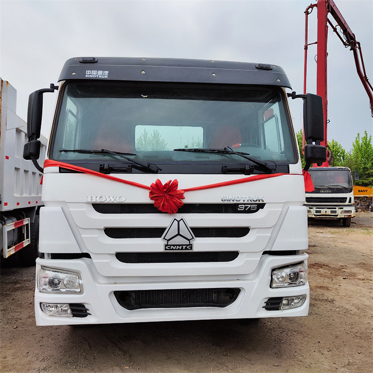 HOWO HOWO 6x4 375 tractor - Tractor unit: picture 2 HOWO HOWO 6x4 375 tractor - Tractor unit: picture 2