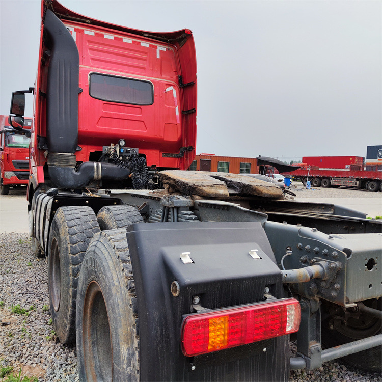 HOWO HOWO T7H-540 tractor -red - Tractor unit: picture 2 HOWO HOWO T7H-540 tractor -red - Tractor unit: picture 2