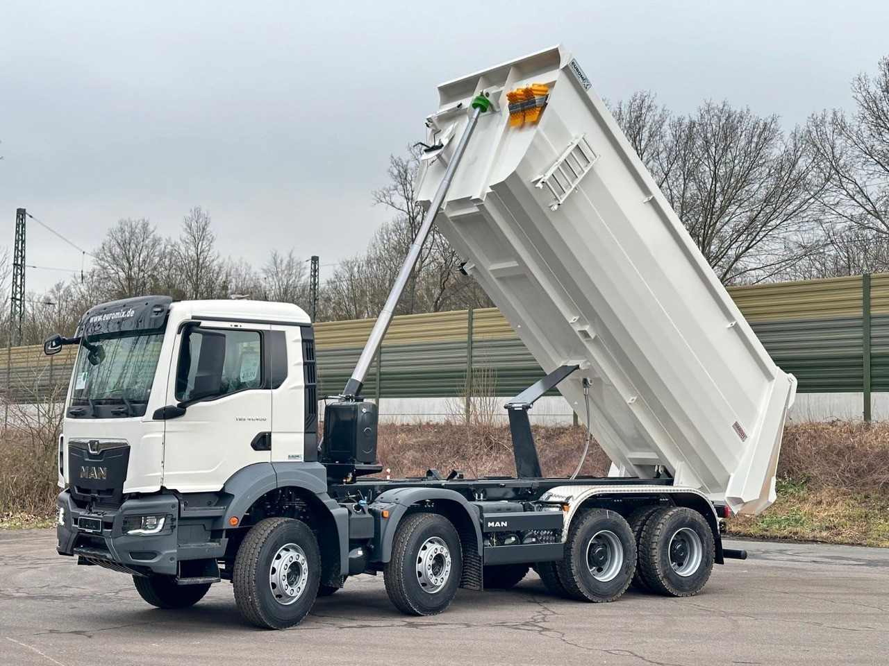 MAN TGS 41.400 8x4 / EUROMIX MTP 20m³/ EURO 5 - Skip loader truck: picture 3 MAN TGS 41.400 8x4 / EUROMIX MTP 20m³/ EURO 5 - Skip loader truck: picture 3