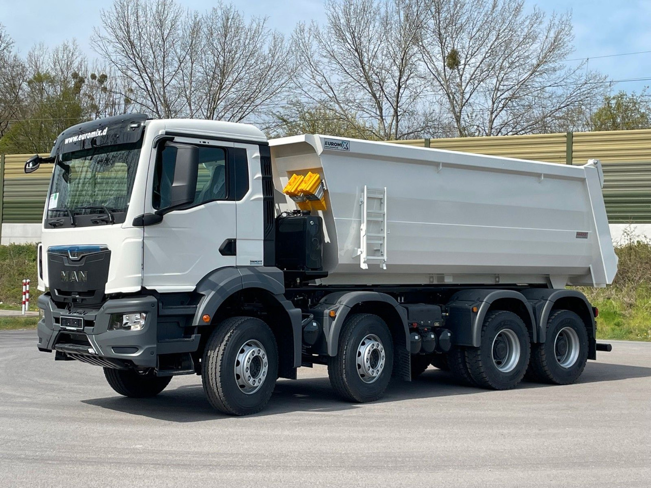 MAN TGS 41.400 8x4 / EUROMIX MTP 20m³/ EURO2 Kipper - Skip loader truck: picture 3 MAN TGS 41.400 8x4 / EUROMIX MTP 20m³/ EURO2 Kipper - Skip loader truck: picture 3