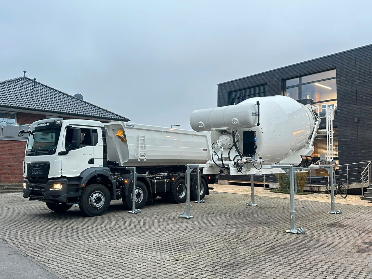 MAN TGS 41.480 8x4 WECHSELSYSTEM KIPPER+MISCHER - Tipper: picture 1 MAN TGS 41.480 8x4 WECHSELSYSTEM KIPPER+MISCHER - Tipper: picture 1