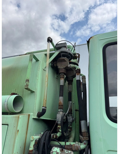 Vacuum truck MAN F8 **32.291 8x4-6Cyl-BELGIAN TRUCK-BIG AXXLES**: picture 6 Vacuum truck MAN F8 **32.291 8x4-6Cyl-BELGIAN TRUCK-BIG AXXLES**: picture 6