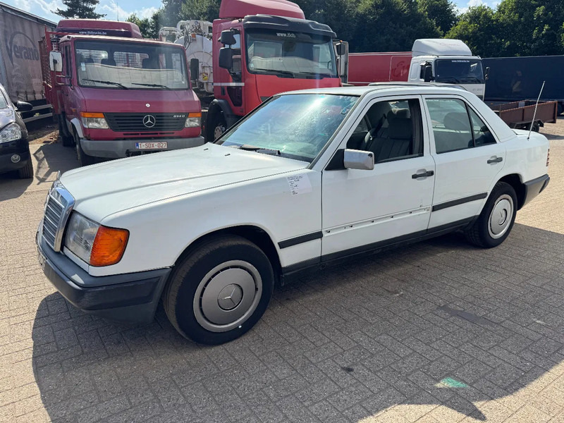 Mercedes-Benz 200-serie **W124-250D** - Sedan: picture 1 Mercedes-Benz 200-serie **W124-250D** - Sedan: picture 1