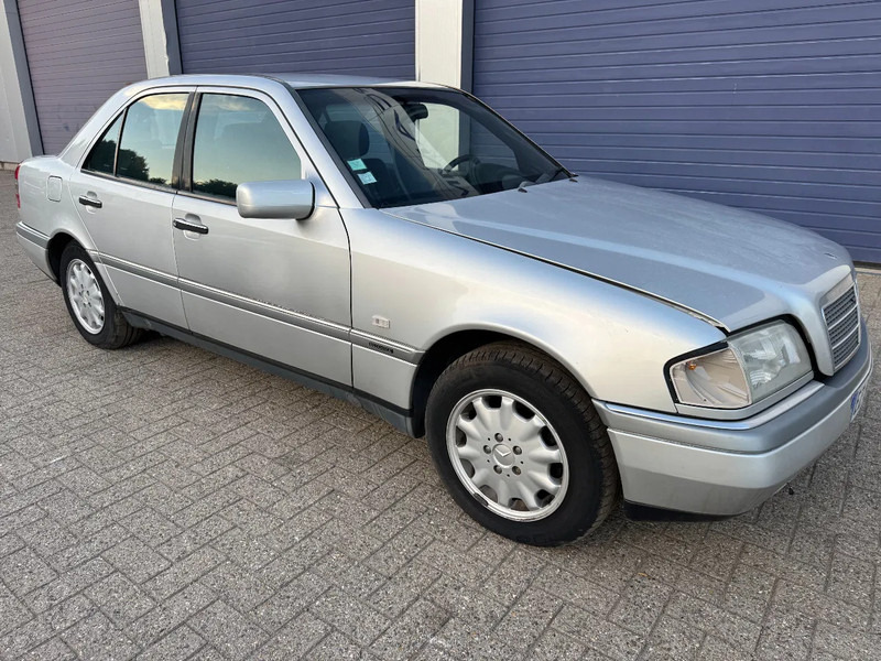 Mercedes-Benz C-Klasse **C180-PETROL-AC** - Sedan: picture 3 Mercedes-Benz C-Klasse **C180-PETROL-AC** - Sedan: picture 3
