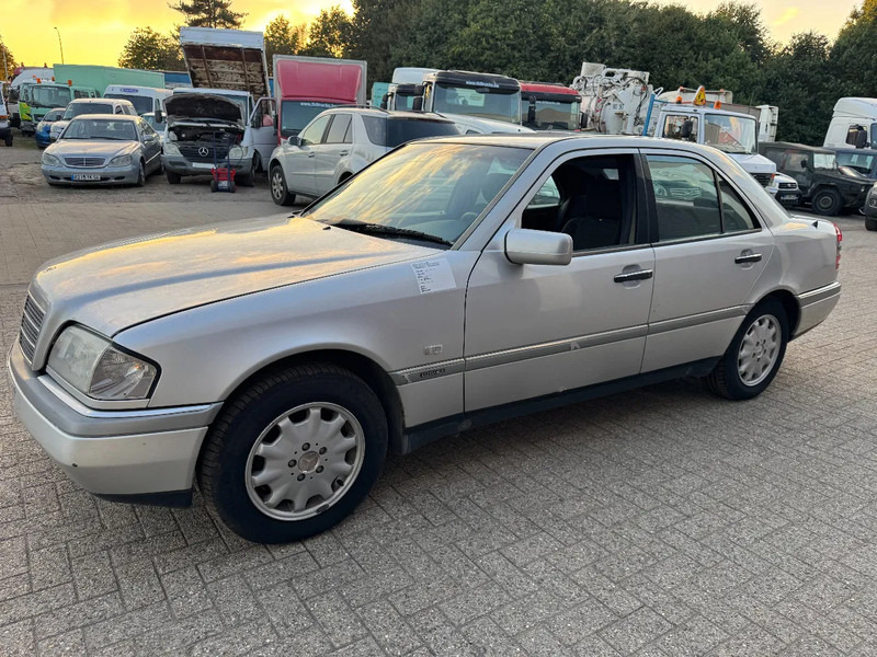 Mercedes-Benz C-Klasse **C180-PETROL-AC** - Sedan: picture 1 Mercedes-Benz C-Klasse **C180-PETROL-AC** - Sedan: picture 1