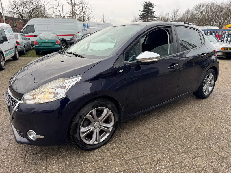 Peugeot 208 **STYLE-EURO 5B-AIRCO** - Hatchback: picture 1 Peugeot 208 **STYLE-EURO 5B-AIRCO** - Hatchback: picture 1