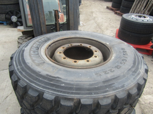 465/65/22.5 MICHELIN TRACK GRIP TYRE WITH RIM - Tire for Truck: picture 2 465/65/22.5 MICHELIN TRACK GRIP TYRE WITH RIM - Tire for Truck: picture 2