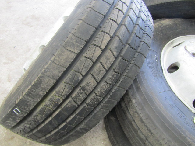 ALCOA ALLOYS (6) 19.5 8 STUD WITH 285/70/19.5 TYRES 4X REAR HANKOOK, 2X FRONT DUNLOP 2017 30mm HOLES ONLY COVERED 5000KM - Tire for Truck: picture 3 ALCOA ALLOYS (6) 19.5 8 STUD WITH 285/70/19.5 TYRES 4X REAR HANKOOK, 2X FRONT DUNLOP 2017 30mm HOLES ONLY COVERED 5000KM - Tire for Truck: picture 3